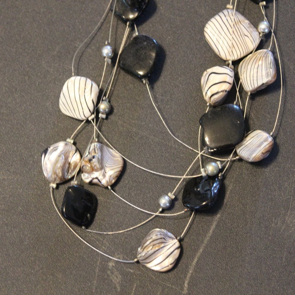 Black and White Fashion Necklace (I) - Picture 2 of 2